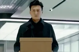 影视剧里令人看不懂的老梗：穷人吃泡面，离职抱纸盒，长跪必下雨图片