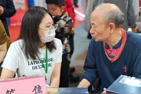 《西游记》连环画绘画作者现身惠民书市，一套书倾注几代人心血，匠人精神令人感动图片