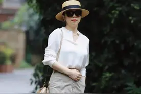 五六十岁女人，上衣尽量不要穿“T恤”和“大妈衫”，这些更减龄图片