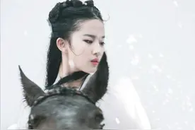现在明星都不亲自骑马？央视发骑马帅照，刘亦菲张若昀白衣惊艳图片