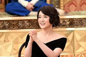 50岁藤原纪香华丽登场，落肩礼服显身姿曼妙，大秀天鹅颈发量浓密图片