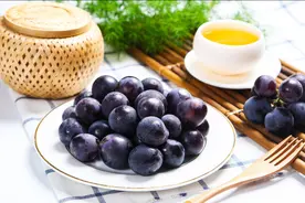 同样是葡萄，巨峰、阳光玫瑰、夏黑、玻璃脆有啥区别？哪个更好吃图片