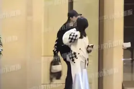 刘亦菲背3万奢侈包外出喝酒，喝到凌晨忘回家，白到发光似少女图片