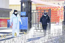 呼和浩特悲壮的一幕，妈妈纵身一跃成悲剧，女儿在铁门内请求帮助图片