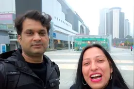 印度夫妻乘坐中国火车，1小时从深圳坐到广州，还以为这是高铁图片