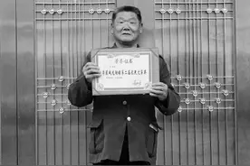 70岁老农模仿《咏鹅》写出《咏鸡》，全文仅18字，获国家级文学奖图片