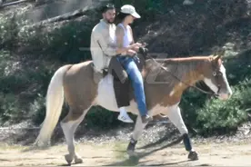 太浪漫！詹娜与新男友同骑一匹马，热恋期举止亲密，布克羡慕吗图片