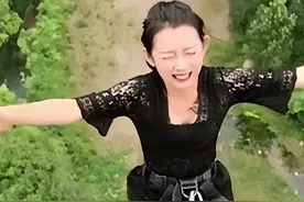 网红穿裙子去蹦极，鼓起勇气跳下去后，尴尬了图片