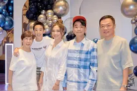 陈小春55岁生日照曝光，和岳父岳母罕见同框，张智霖袁咏仪也在场图片