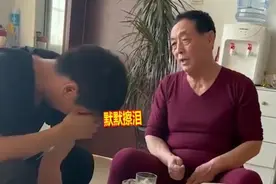山东：大年初二男子找岳父告状，边喝酒边哭泣图片
