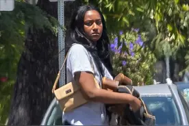 奥巴马21岁女儿咋想的？光着脚出街太放飞了，过于老气哪像小姑娘图片