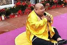 山东小伙体重300斤，长相酷似弥勒佛，富婆为讨吉利接回家供养图片