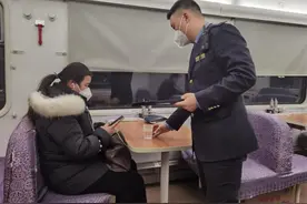 交广会客厅｜花季少女离家出走见网友 列车工作人员暖心劝其归家图片