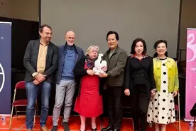 74岁刘晓庆法国素颜现身，断崖式衰老？3个真相颠覆认知图片