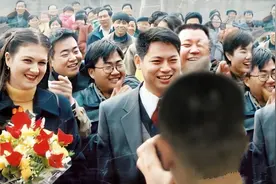 丈夫癌症去世，乌克兰洋媳妇独自养大3个混血儿子，网友：太牛了图片