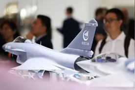巴黎航展，歼20模型同多型出口战机展示，型号未加字母E图片