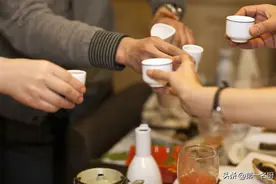 不管参加什么宴席，都要牢记“4个”倒酒规矩，松弛有度不吃亏图片
