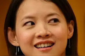 曾宝仪素颜被拍到了，确实是老得挺快的，她为何至今不婚不育？图片