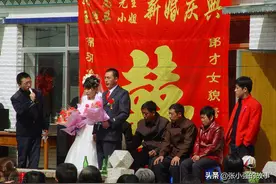 我从小被送人，亲生母亲来参加我的婚礼，我拒绝她上台，这样对吗图片