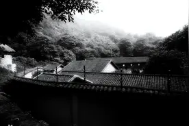 07年，被暴雨侵蚀后的渣滓洞意外露出的暗格，揭开了一段尘封历史图片