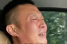 打工男子父亲去世，一路开车痛哭回家奔丧，临走跪别母亲让人泪目图片
