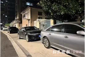 道路上街沿和机动车道均沦为“露天停车场”市民呼吁及时整治图片