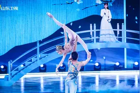 95后女孩暴雨练习独竹漂 中国人会功夫的事藏不住了图片