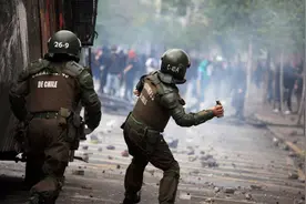 在手榴弹爆炸前，拿钢盔盖住手榴弹并扑在钢盔上，能保住性命吗？图片