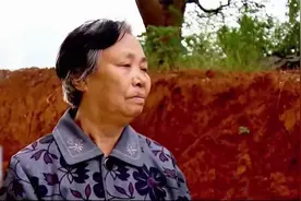 老人将五套房产全给了小儿子，晚年求大儿子赡养，大儿子：我不认图片