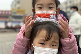 4岁小女孩核酸采集现场求抱抱，“大白”妈妈无奈流泪劝其回家图片