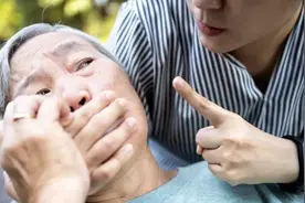 郑州养老院半夜传出惨叫，记者蹲守6天爆惊人内幕：老人没尊严？图片
