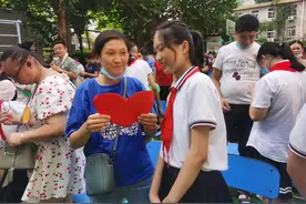 “孩子为父母献上创意颁奖词”这所学校的毕业典礼温馨而又感人图片