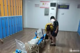 女儿来月经，爸爸把手伸衣服里揉肚子引争议：自己的手不能揉吗？图片