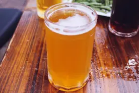 三伏天将至，提醒男人：不管喝白酒还是啤酒，牢记“3不喝”图片