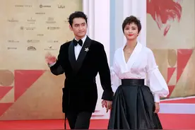 “二姐”张歆艺短发好高级，白色衬衫配黑裙简单大气，超显气场图片