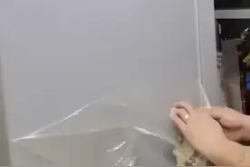 笑哭！内蒙古一女子让老公擦冰箱，意外发现用了8年的冰箱没揭膜图片