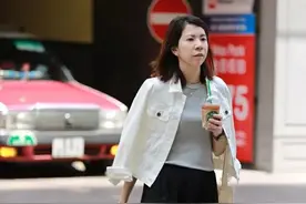 被香港女生街拍惊艳到：穿衣露肤，鞋穿低跟，减龄洋气又时髦图片