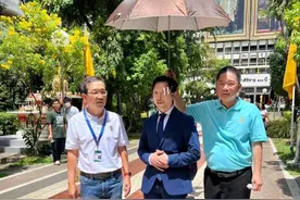 两位王子模仿王室成员，用雨伞冒充华盖，想要夺嫡之心昭然若揭图片