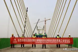 山东路桥铁路工程公司济郑高铁长清黄河特大桥矮塔斜拉桥斜拉索挂索施工顺利完成图片