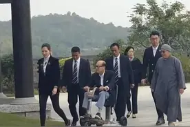 95岁李嘉诚骑车游灵隐寺，年薪10亿女保镖陪伴，身形暴瘦腿成麻杆图片