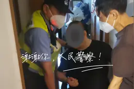 【我为群众办实事】男子摔倒家中无力起身 民警奋力“托举”暖心救助图片