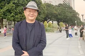 75岁王刚现状：白发老态，儿子上初中，妻子风韵犹存图片