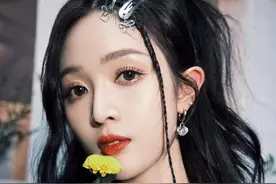 吴宣仪高马尾校园风造型 穿超短衣秀细腰长腿，甜酷美飒青春感十足图片