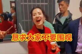 新郎洞房内嚎啕大哭，新娘站在一旁眼神尴尬，默默为丈夫擦去眼泪图片