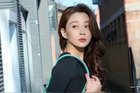 殷桃路上拍大片，穿露脐装大波浪回眸一笑，43岁视后变成人间烟火图片
