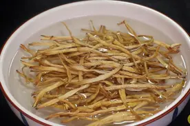 春天多吃黄花菜，教你一个养生吃法，营养高助睡眠，太香了图片