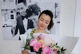 港姐陈茵媺复出拍戏，新剧搭档陈豪上演夫妻档，甜妹回来了图片