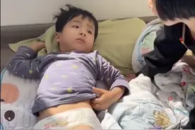 穿着尿不湿被女同学叫醒是什么体验，孩子一脸尴尬 #萌娃 #好可爱图片