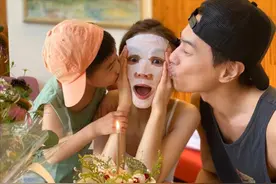 Ella晒全家福庆生，孩子老公左右夹吻好幸福，41岁逆生长越来越美图片