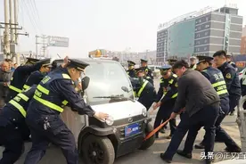 商丘三轮车解禁了，市民贱卖后又重新买回，一天“停车费”600元图片